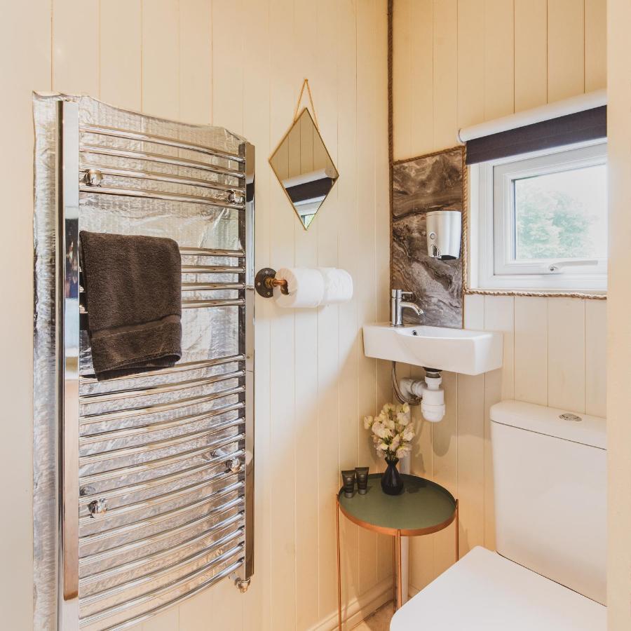 Hidden Wood Glamping And The Hideaway Cabin Warminster Exterior foto