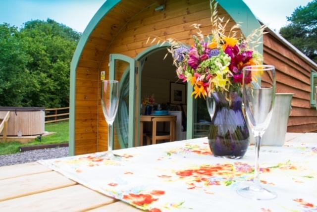 Hidden Wood Glamping And The Hideaway Cabin Warminster Exterior foto